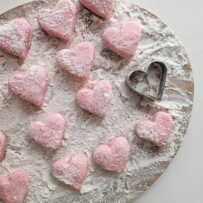 粉色系 一个饼干一个香蕉