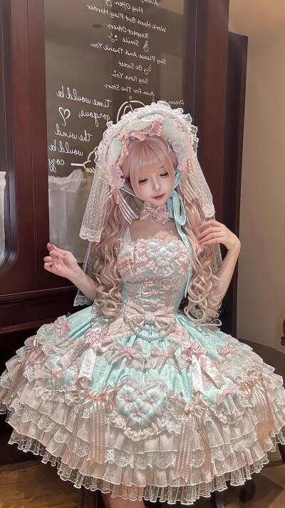 一下就get到了低腰款啊，穿上真的好像洋娃娃呀