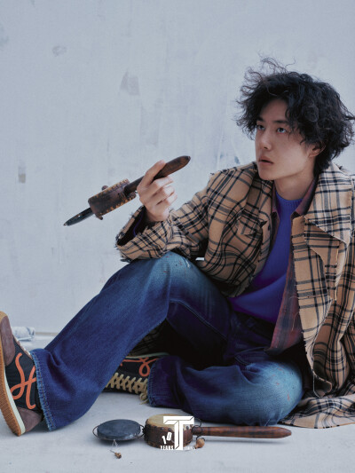 T中文版：
#王一博T锦绣12月刊封面# #王一博纯粹素颜杂志大片# #王一博一个人的狂欢杂志大片#
给 @UNIQ-王一博 几件乐器，他会怎么玩？
对王一博说，不用看镜头，他会给出哪种目光？
总之，没有多余的念头，自得其…