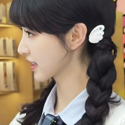 你继续对着镜头呆萌的笑，我在屏幕后面一点都不心动，不开心！