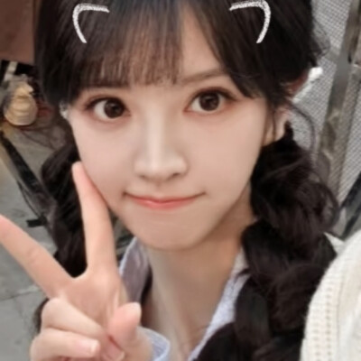 你继续对着镜头呆萌的笑，我在屏幕后面一点都不心动，不开心！