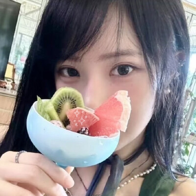 懒得单发了，此女是自拍之神吧！