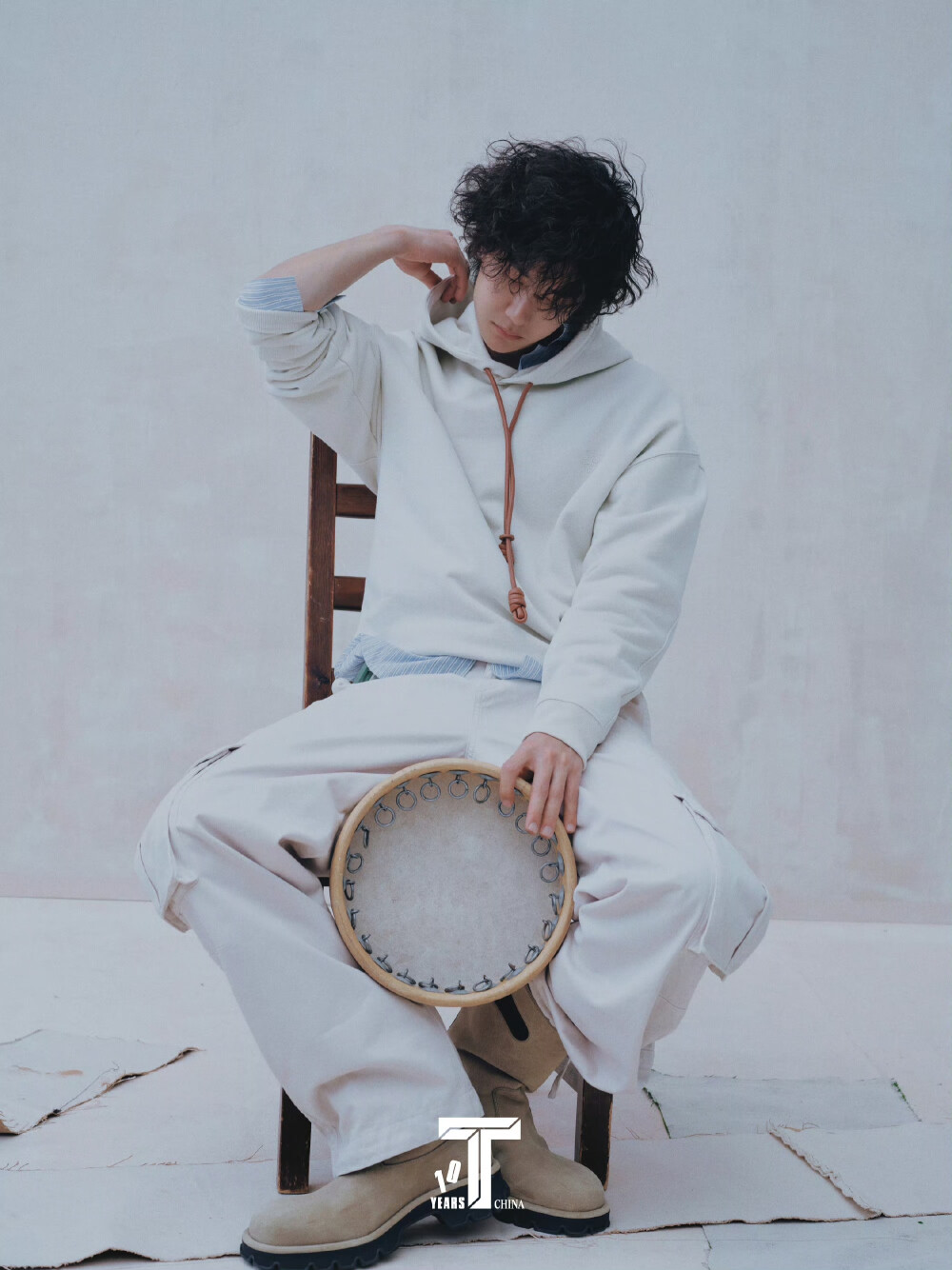 #王一博T锦绣12月刊封面# 与自己对坐，方知天地宽，自得其乐，不亦乐乎。@UNIQ-王一博 #王一博杂志素颜#