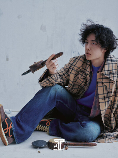 #王一博T锦绣12月刊封面# 与自己对坐，方知天地宽，自得其乐，不亦乐乎。@UNIQ-王一博 #王一博杂志素颜#