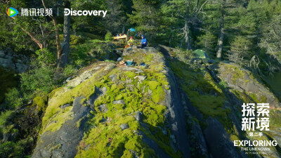 探索新境：
#探索新境# 剧照掉落～桨板上与激流共舞，营地里听森林呼吸，海浪边与岩壁角力，和@UNIQ-王一博 一起享受大自然。#探索新境登顶计划# ​​​