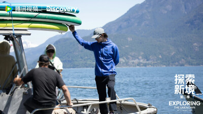探索新境：
#探索新境# 剧照掉落～桨板上与激流共舞，营地里听森林呼吸，海浪边与岩壁角力，和@UNIQ-王一博 一起享受大自然。#探索新境登顶计划# ​​​