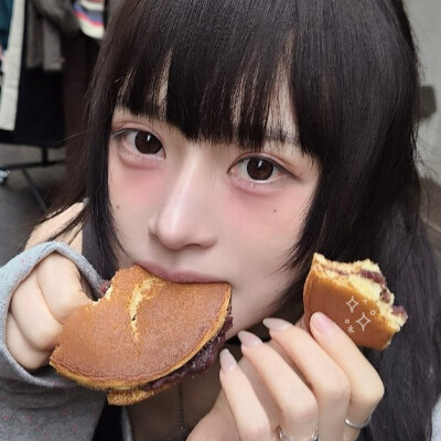 懒得单发了，此女是自拍之神吧！