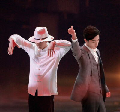 一个人为什么会喜欢喜欢上另一个人，至少不要那么喜欢吧，只是在自己头上犁拴缰.
我想带一人回云深不知处，带回去藏起来.
等待这个词其实很迷人，如果有谁愿意为你等待那一定是很幸福的，不管是家人还是爱人。虽然我…