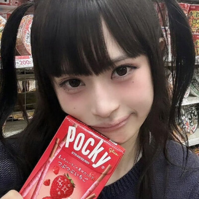 懒得单发了，此女是自拍之神吧！