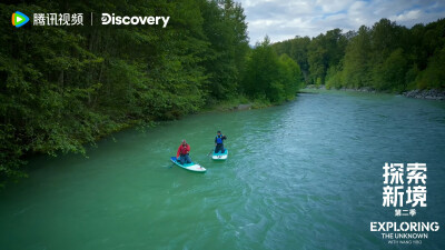 探索新境：
#探索新境# 剧照掉落～桨板上与激流共舞，营地里听森林呼吸，海浪边与岩壁角力，和@UNIQ-王一博 一起享受大自然。#探索新境登顶计划# ​​​