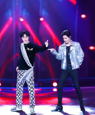 一个人为什么会喜欢喜欢上另一个人，至少不要那么喜欢吧，只是在自己头上犁拴缰.
我想带一人回云深不知处，带回去藏起来.
等待这个词其实很迷人，如果有谁愿意为你等待那一定是很幸福的，不管是家人还是爱人。虽然我…