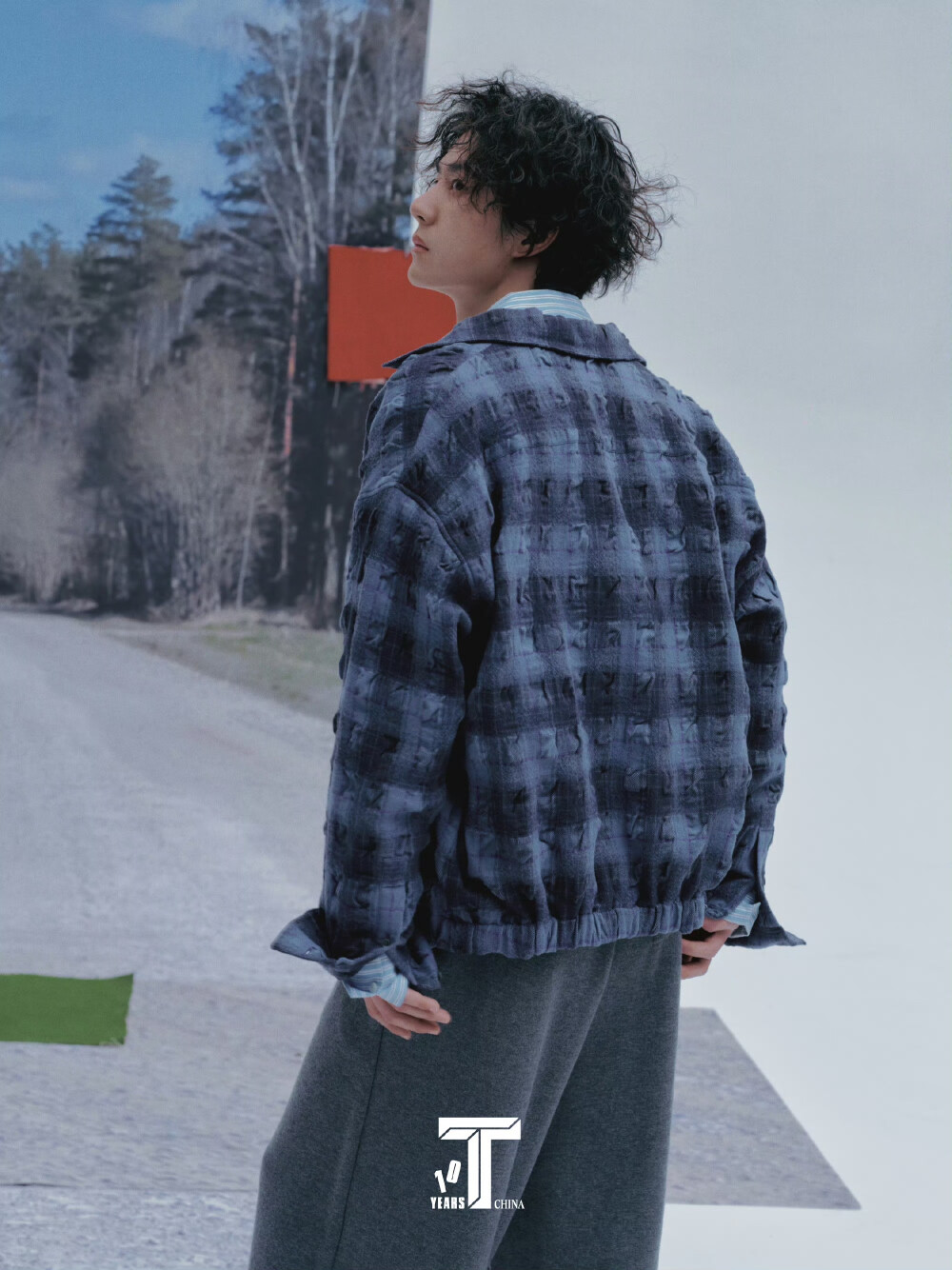 #王一博T锦绣12月刊封面# 与自己对坐，方知天地宽，自得其乐，不亦乐乎。@UNIQ-王一博 #王一博杂志素颜#