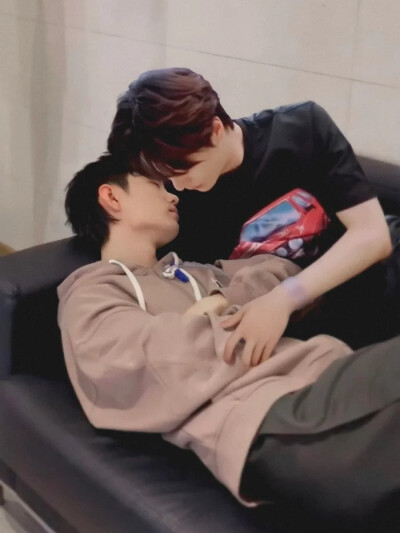 一个人为什么会喜欢喜欢上另一个人，至少不要那么喜欢吧，只是在自己头上犁拴缰.
我想带一人回云深不知处，带回去藏起来.
等待这个词其实很迷人，如果有谁愿意为你等待那一定是很幸福的，不管是家人还是爱人。虽然我…