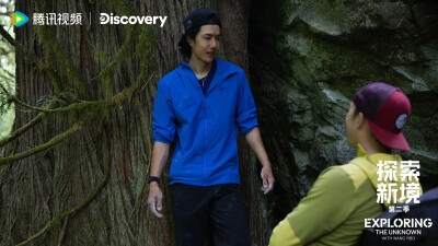 探索新境：
#探索新境# 剧照掉落～桨板上与激流共舞，营地里听森林呼吸，海浪边与岩壁角力，和@UNIQ-王一博 一起享受大自然。#探索新境登顶计划# ​​​