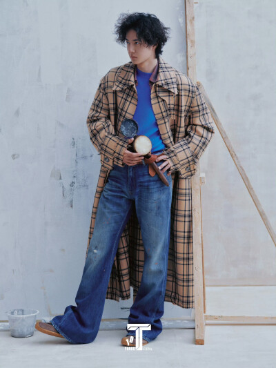 #王一博T锦绣12月刊封面# 与自己对坐，方知天地宽，自得其乐，不亦乐乎。@UNIQ-王一博 #王一博杂志素颜#