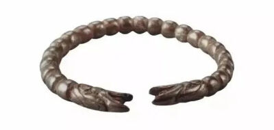 ▲龙首连珠镯，湖南临澧新合元代金银器窖藏。上为空心的金龙首连珠镯，下为实心的银龙首连珠镯。