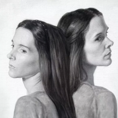 丹尼尔·韦扎尼是一位意大利当代画家，以高度凝练的具象语言和富有哲学意味的画面而受到关注。他的作品多围绕人物形象展开，画面气氛安静而紧张，人物常处于沉思、凝固或若有所思的状态，仿佛被置于时间暂停的瞬间。…