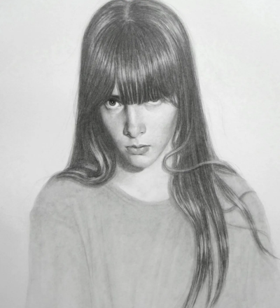 丹尼尔·韦扎尼是一位意大利当代画家，以高度凝练的具象语言和富有哲学意味的画面而受到关注。他的作品多围绕人物形象展开，画面气氛安静而紧张，人物常处于沉思、凝固或若有所思的状态，仿佛被置于时间暂停的瞬间。…