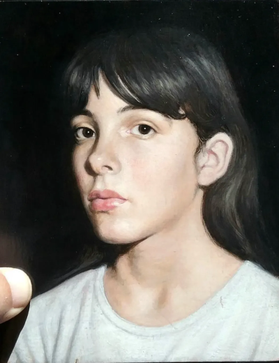 丹尼尔·韦扎尼是一位意大利当代画家，以高度凝练的具象语言和富有哲学意味的画面而受到关注。他的作品多围绕人物形象展开，画面气氛安静而紧张，人物常处于沉思、凝固或若有所思的状态，仿佛被置于时间暂停的瞬间。…