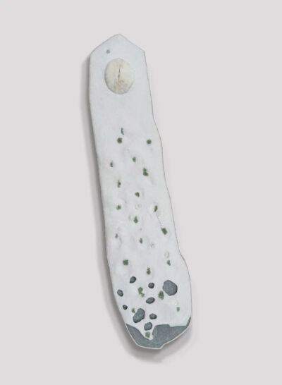 2024年，125cm X 31cm，砂、珊瑚、水晶、铜石膏、金刚砂、青金末等，©任之晓