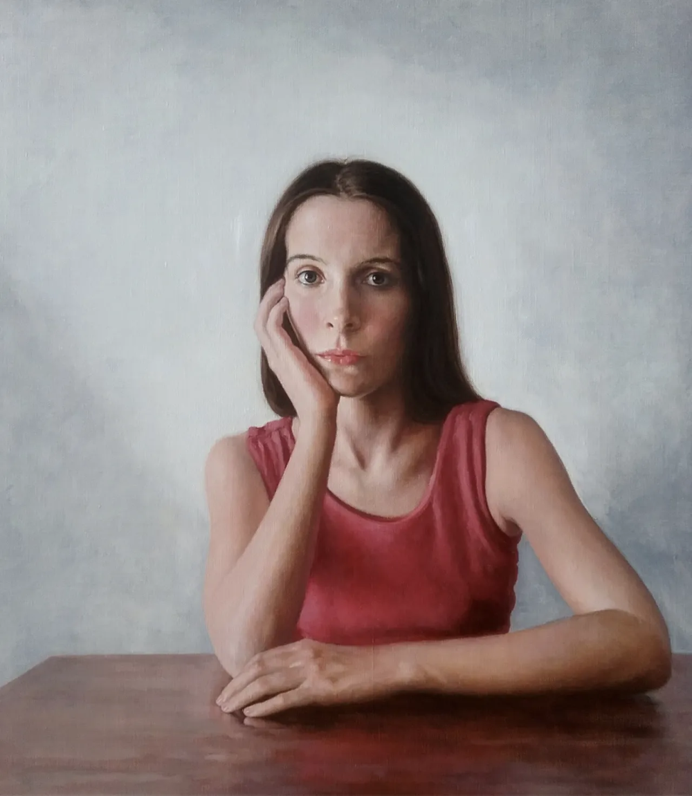 丹尼尔·韦扎尼是一位意大利当代画家，以高度凝练的具象语言和富有哲学意味的画面而受到关注。他的作品多围绕人物形象展开，画面气氛安静而紧张，人物常处于沉思、凝固或若有所思的状态，仿佛被置于时间暂停的瞬间。韦扎尼擅长运用克制的色彩、简化的背景与精准的光影关系，使人物的心理状态成为画面的核心，而非叙事本身。他的绘画在写实基础上带有明显的观念性，关注存在、身份与个体内在经验，画面既理性又富有情绪张力。通过将传统绘画技法与当代精神性思考相结合，韦扎尼在当代具象绘画中形成了一种冷静、内省且极具深度的个人风格。