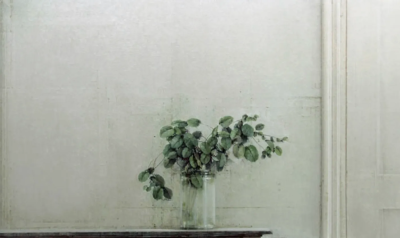 卡洛斯·莫拉戈是一位西班牙当代画家，以极具表现力的具象绘画和强烈的情绪张力而受到关注。在创作中，莫拉戈并不追求传统意义上的写实再现，而是更关注情绪与精神状态的真实。他通过变形、强化光影和粗粝的绘画肌理…