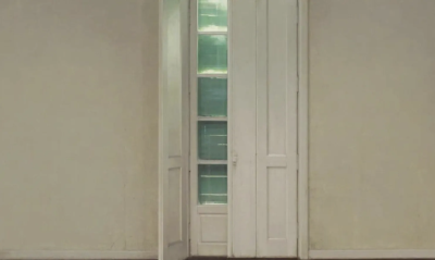 卡洛斯·莫拉戈是一位西班牙当代画家，以极具表现力的具象绘画和强烈的情绪张力而受到关注。在创作中，莫拉戈并不追求传统意义上的写实再现，而是更关注情绪与精神状态的真实。他通过变形、强化光影和粗粝的绘画肌理…