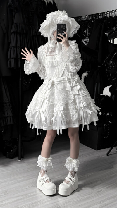 双生小熊家的蕾丝娃娃姐妹们都冲了什么颜色啊，感觉白色有些好看