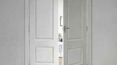 卡洛斯·莫拉戈是一位西班牙当代画家，以极具表现力的具象绘画和强烈的情绪张力而受到关注。在创作中，莫拉戈并不追求传统意义上的写实再现，而是更关注情绪与精神状态的真实。他通过变形、强化光影和粗粝的绘画肌理…