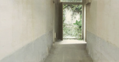 卡洛斯·莫拉戈是一位西班牙当代画家，以极具表现力的具象绘画和强烈的情绪张力而受到关注。在创作中，莫拉戈并不追求传统意义上的写实再现，而是更关注情绪与精神状态的真实。他通过变形、强化光影和粗粝的绘画肌理…