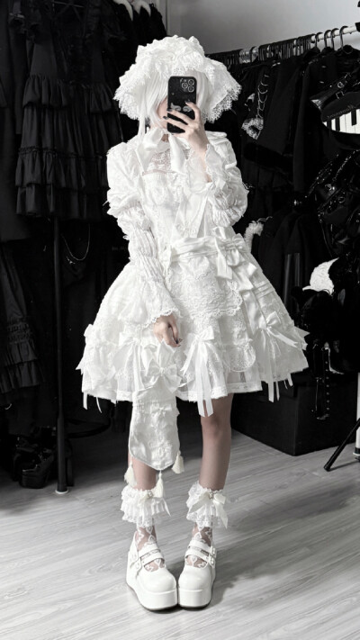 双生小熊家的蕾丝娃娃姐妹们都冲了什么颜色啊，感觉白色有些好看