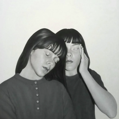 丹尼尔·韦扎尼是一位意大利当代画家，以高度凝练的具象语言和富有哲学意味的画面而受到关注。他的作品多围绕人物形象展开，画面气氛安静而紧张，人物常处于沉思、凝固或若有所思的状态，仿佛被置于时间暂停的瞬间。…