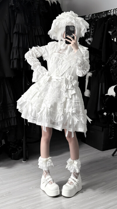 双生小熊家的蕾丝娃娃姐妹们都冲了什么颜色啊，感觉白色有些好看