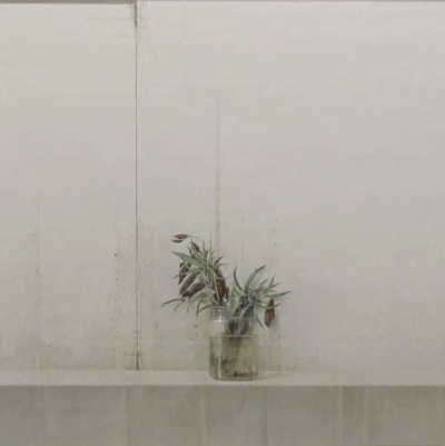 卡洛斯·莫拉戈是一位西班牙当代画家，以极具表现力的具象绘画和强烈的情绪张力而受到关注。在创作中，莫拉戈并不追求传统意义上的写实再现，而是更关注情绪与精神状态的真实。他通过变形、强化光影和粗粝的绘画肌理…