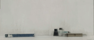 卡洛斯·莫拉戈是一位西班牙当代画家，以极具表现力的具象绘画和强烈的情绪张力而受到关注。在创作中，莫拉戈并不追求传统意义上的写实再现，而是更关注情绪与精神状态的真实。他通过变形、强化光影和粗粝的绘画肌理…