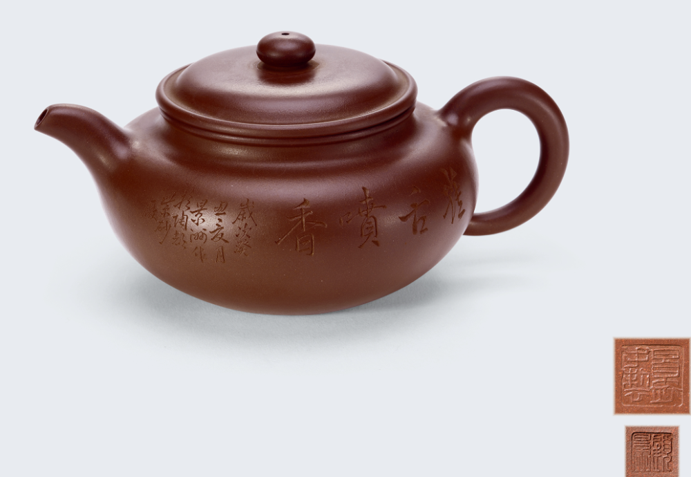 顾景舟制徐秀棠书画扁腹仿鼓壶题识：雀舌喷香。岁次癸丑夏月，景洲作于陶都紫砂厂估价：RMB：1,800,000-1,900,000