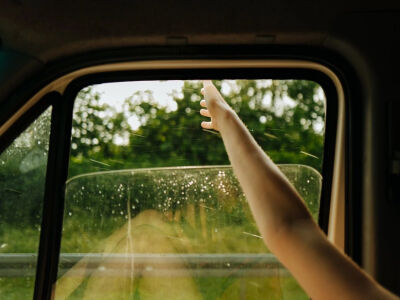 Julia Nimke是一位常驻德国柏林的旅行与生活方式摄影师，足迹遍布全球。自2017年入选Adobe Creative Residency后，她开启了驾车旅行拍照的旅程，曾经遍访欧洲，记录当地居民口中山川湖泊背后的传说与神话。