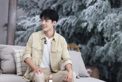 熠熠星辉，夜色启幕。
今晚20:00，与@RalphLauren拉夫劳伦香氛 全球代言人@肖战 ，共度「非凡之夜」。#拉夫劳伦俱乐部纽约香水新香上市# ​​​