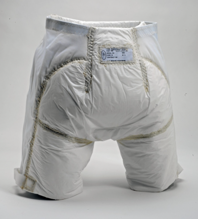 NASA的一次性吸收型收纳裤（DACT）：DACT是为早期航天飞机任务中的女性宇航员开发的，用于发射或太空行走期间无法使用厕所的情况。© NASA