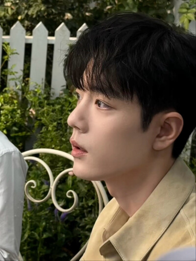 熠熠星辉，夜色启幕。
今晚20:00，与@RalphLauren拉夫劳伦香氛 全球代言人@肖战 ，共度「非凡之夜」。#拉夫劳伦俱乐部纽约香水新香上市# ​​​