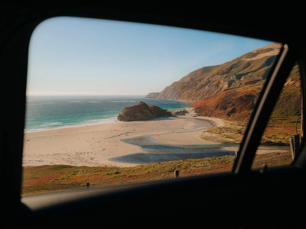 Julia Nimke是一位常驻德国柏林的旅行与生活方式摄影师，足迹遍布全球。自2017年入选Adobe Creative Residency后，她开启了驾车旅行拍照的旅程，曾经遍访欧洲，记录当地居民口中山川湖泊背后的传说与神话。