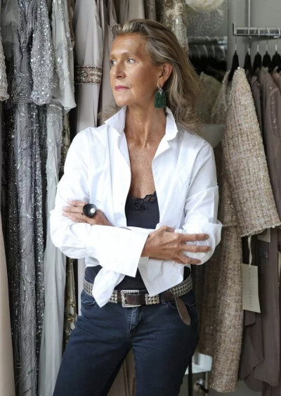 Eliza Jane Howell是一个英国本土的婚纱品牌，由著名时装设计师Gill Harvey创办，品牌名取自她的祖母伊丽莎 珍·豪威尔——也是一名时装设计师。