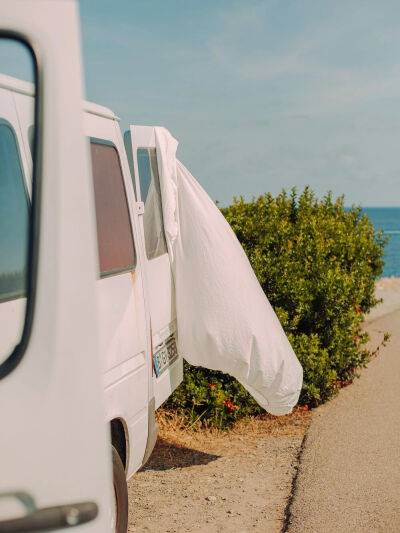 Julia Nimke是一位常驻德国柏林的旅行与生活方式摄影师，足迹遍布全球。自2017年入选Adobe Creative Residency后，她开启了驾车旅行拍照的旅程，曾经遍访欧洲，记录当地居民口中山川湖泊背后的传说与神话。