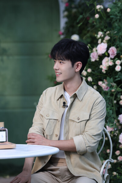 熠熠星辉，夜色启幕。
今晚20:00，与@RalphLauren拉夫劳伦香氛 全球代言人@肖战 ，共度「非凡之夜」。#拉夫劳伦俱乐部纽约香水新香上市# ​​​