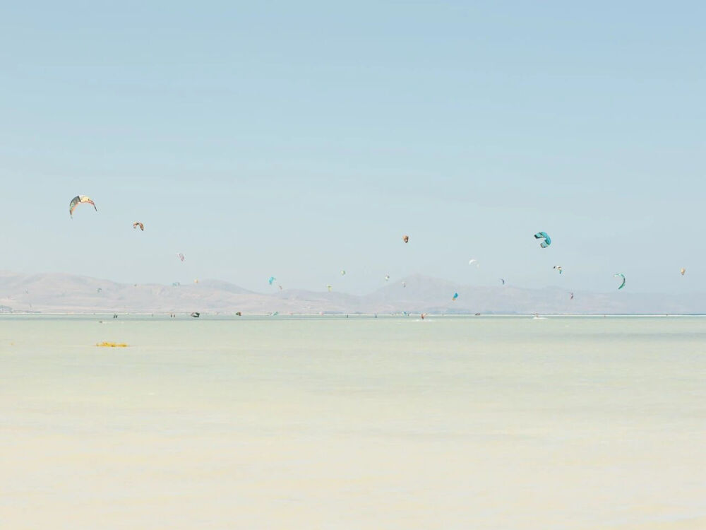 Julia Nimke是一位常驻德国柏林的旅行与生活方式摄影师，足迹遍布全球。自2017年入选Adobe Creative Residency后，她开启了驾车旅行拍照的旅程，曾经遍访欧洲，记录当地居民口中山川湖泊背后的传说与神话。