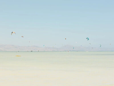 Julia Nimke是一位常驻德国柏林的旅行与生活方式摄影师，足迹遍布全球。自2017年入选Adobe Creative Residency后，她开启了驾车旅行拍照的旅程，曾经遍访欧洲，记录当地居民口中山川湖泊背后的传说与神话。