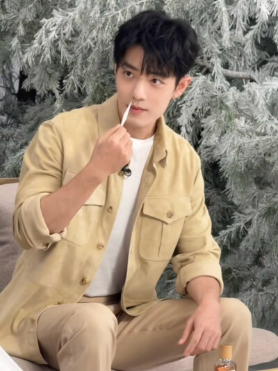 熠熠星辉，夜色启幕。
今晚20:00，与@RalphLauren拉夫劳伦香氛 全球代言人@肖战 ，共度「非凡之夜」。#拉夫劳伦俱乐部纽约香水新香上市# ​​​