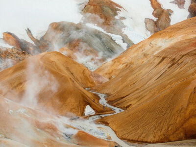 Julia Nimke是一位常驻德国柏林的旅行与生活方式摄影师，足迹遍布全球。自2017年入选Adobe Creative Residency后，她开启了驾车旅行拍照的旅程，曾经遍访欧洲，记录当地居民口中山川湖泊背后的传说与神话。