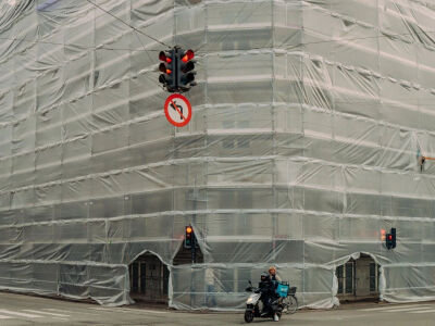 Julia Nimke是一位常驻德国柏林的旅行与生活方式摄影师，足迹遍布全球。自2017年入选Adobe Creative Residency后，她开启了驾车旅行拍照的旅程，曾经遍访欧洲，记录当地居民口中山川湖泊背后的传说与神话。