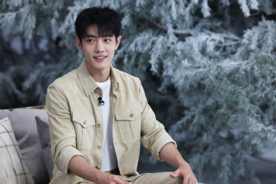 熠熠星辉，夜色启幕。
今晚20:00，与@RalphLauren拉夫劳伦香氛 全球代言人@肖战 ，共度「非凡之夜」。#拉夫劳伦俱乐部纽约香水新香上市# ​​​